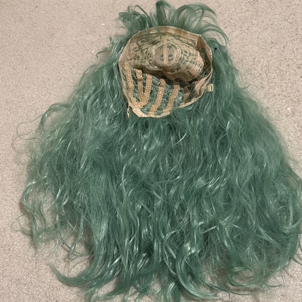 Green Voluminous Wavy long Wig - Picture 4 of 7